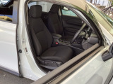 運転席は、大きな座面と包み込むような背もたれがドライバーの身体全体をしっかり支えます。上質なシート素材と座り心地のよいクッションを採用し、長時間の運転やコーナーの多い道も快適です。