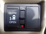 運転席からもスライドドアをボタン操作でスピーディーに開閉できます!またスマートキーでも操作できるので便利です。