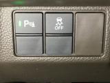 VSA装備車です。VSAはドライバーの操作と車の動きを見守っています。もし車の挙動が乱れたとき、4輪別々にブレーキをかけたり、エンジンパワーをしぼることによって車を安定させます。