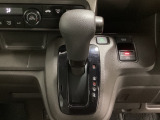 CVT車のセレクトレバーです。低速から高速まで、変速ショックのないスムーズな走りと、エンジン効率のよい領域を維持して燃費にも貢献します。サイドブレーキはスイッチ操作の電子制御パーキングブレーキです。
