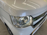 【LEDヘッドライト】悪天候や夜間走行時も良好な視界を確保し安心して運転できる高輝度LEDヘッドライトを装備!点灯速度が早く、消費電力も抑えられています。