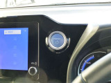 プッシュスタートスイッチを押すだけでエンジンを始動させることができます。