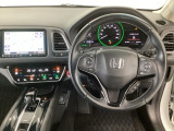 【ハンドル】運転にかかわる様々な操作を安全に行えるように視点移動が少なく操作性に配慮されたスイッチ類が凝縮されたコックピットです。