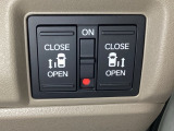 リアドアは乗り降りに便利な両側電動スライドドアです。また運転席に座っていながらスイッチ操作で自在にスライドドアを開け閉めできます。