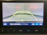 【バックカメラ】運転が苦手な方も車庫入れラクラクです!ギアをリバースに入れれば自動的に切り換わりますので、面倒な操作は不要です♪狭い駐車場もお車を傷つけず安心ですね!