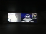 ■後退時には、リヤの4つのセンサーが障害物の接近をしっかりと見張り、万が一の際にはブレーキをかけてくれるので、後方が確認しにくいガレージなどへの車庫入れも安心して行えます。