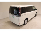 後部座席とリヤはプライバシーガラスになっています。座っている人や置いてある荷物が見えにくくなっているのでプライバシーの確保が出来ます。