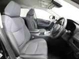 ゆったり室内で運転もしやすいです♪使い勝手の良い配置も考えられています!!