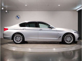 ご納車後も全国約200拠店のBMW正規ディーラーサービス工場にて保証対応いたします。お近くのBMW正規ディーラーをご案内の上、アフターメンテナンスをお受け頂けますので、安心してお乗りいただけます!!
