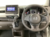 【ハンドル】運転にかかわる様々な操作を安全に行えるように視点移動が少なく操作性に配慮されたスイッチ類が凝縮されたコックピットです。