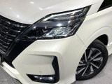 【LEDヘッドライト】悪天候や夜間走行時も良好な視界を確保し安心して運転できる高輝度LEDヘッドライトを装備!点灯速度が早く、消費電力も抑えられています。