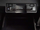 運転席お膝元にETCカード挿入口がございます。