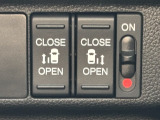 両側電動スライドドアです。リモコンや運転席スイッチ、ドアハンドルの操作で自動開閉。お子さまを抱きかかえている時や荷物の多い時などに便利です。