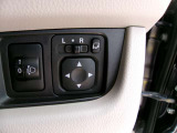 ドアミラーの鏡面の調節、格納は運転席からすべて操作できます!