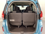 開口部も広く荷物の積み下ろしもしやすいお車となっております。3列目シートは5:5の割合で背もたれを倒しシートの跳ね上げができます。