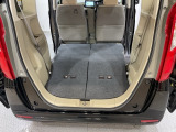後席背もたれを倒せばちょっと大きめの荷物や長いものを積みたい時に便利です。