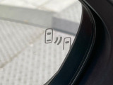 【ブラインドスポットモニター】走行中、ドアミラーの死角になりやすい箇所に後続車が接近するとサイドミラーのレンズに警告を表示!ドライバーに注意喚起をしてくれます。