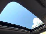 【サンルーフ】開放感たっぷりの希少装備、サンルーフが装着されています!車内に明かりを取り入れたり景色を楽しむ以外にも、車内の空気も簡単に換気できて快適です!
