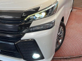 【LEDヘッドライト】悪天候や夜間走行時も良好な視界を確保し安心して運転できる高輝度LEDヘッドライトを装備!点灯速度が早く、消費電力も抑えられています。