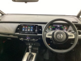 車内は光触媒抗菌消臭施工済です。スタイリッシュなデザインでスポーティなインパネ周りを演出します。グローブボックスやカップホルダーのほかにトレーなどたくさんの収納スペースが付いています。