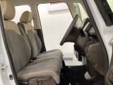 女性でも運転がしやすいように、シートの高さ調整機能(シートリフター)がついています。運転席と助手席の間が空いている為、助手席側への移動がスムーズです。交通量の多い道でも助手席側から乗り降りができます。