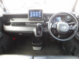 シンプルながら機能性溢れるインパネ廻りです♪視界性も良く運転しやすいです♪各操作スイッチ類なども使いやすい位置に配置されています♪