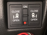 リアドアは乗り降りに便利な両側電動スライドドアです。また運転席に座っていながらスイッチ操作で自在にスライドドアを開け閉めできます。