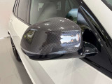 BMWのミラーは車種によって異なりますがレーンチェンジウォーニングが装備されております。詳しくは当店スタッフまでお問い合わせくださいませ。