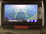 バックでの車庫入れも安心です! リアカメラが付いているバックモニター付のナビを装備しております。操作線もついており距離感も画面から確認できます。