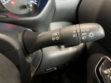 車外の明るさに応じでライトを点灯、消灯してくれるオートライト機能です☆お天気の良い昼間のトンネル走行などオートにしてると便利で安心です☆エンジン停止時にライトの消し忘れも無くなります☆
