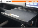 停車時にノートパソコンなどを置ける引き出しテーブル。仕事の効率を考えた設計です。