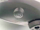 全方位モニター対応カメラ(ドアミラー下)がついています。ナビ等と連動することによって車庫入れ時に左右の安全を確認できます。