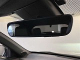 小型カメラで車両前方/後方を撮影し続け、急ブレーキや衝突などの異常動作を感知すると、その前後15〜30秒程度の映像を記録するシステムです。ほとんどが販売店装着オプションであり、通称&ldquo;ドラレコ&rdquo;です。