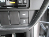 パワーテールゲートの開閉、パーキングセンサーや横滑りを防ぐVSA等のスイッチ類は運転席の右側、手の届きやすい位置にあります。
