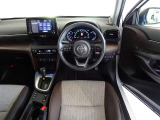 革巻きステアリングで快適な操作性の運転席です。