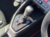 手に馴染むフロアシフトで、運転がさらに直感的で快適に。スタイリッシュなデザインとスムーズな操作感が、毎日のドライブをもっと楽しくします☆