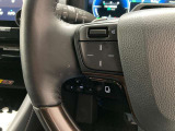 運転中、オーディオの操作をしてて、ハッとしたことはありませんか?ステアリングスイッチは、運転中でもハンドルでオーディオの操作が可能です。安全なドライブをサポートします。