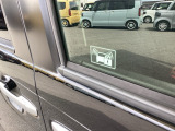 盗難防止装置を搭載していることを示すセキュリティステッカーを装着しています。視覚的に防犯効果を高め、車両の安全性向上に役立ちます。