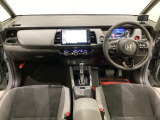 車内は光触媒抗菌消臭施工済です。スタイリッシュなデザインでスポーティなインパネ周りを演出します。グローブボックスやカップホルダーのほかにトレーなどたくさんの収納スペースが付いています。
