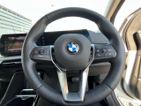 【ハンドル】ドライバーとBMW車の一体感がダイレクトに伝わるステアリングホイール。形状・太さへの拘りに加えて、操作性を高める為にスイッチ類も配置。クイックかつ安定のドライビングを体感下さい!