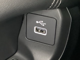 エレクトリックギアセレクターの下にスマートフォンなどが置けるトレーと、外部入力の可能なUSB端子がついています。また反対の左側には充電可能なUSB端子がついています。移動中に充電もできるので便利です。