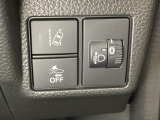 ハンドルの右側にはヘットライトリベライザーとHondaセンシング用のメインスイッチがついています。ヘッドライトリベライザーは道路状況や積荷の加重に応じてライトの高さを調節できます。