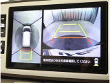 パノラミックビューモニター付きです。車両を上から見たような映像をディスプレイオーディオ画面に表示。運転席からの目視だけでは見にくい、車両周辺の状況をリアルタイムでしっかり確認できます。