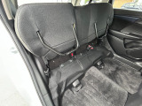 チップアップ&ダイブダウン機構付【ULTR SEAT】は後席座面を左右分割で跳ね上げることができます。トランクで積載できない背の高い荷物をラクラク収納できます。ホンダ車ならではの人気装備です。