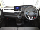 握りやすいハンドルには、オーディオコントロールとクルーズコントロールスイッチが装備されており、ハンドルから手を離さずに操作が出来ます。感覚で操作ができて便利で安全ですね!