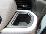 運転席側の手の届きやすい位置にドリンクホルダーが付いています。
