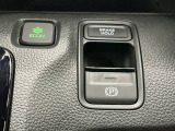 燃費の向上に有効なECONスイッチ、わずかな力で簡単に操作出来る電動パーキングブレーキ、信号待ちや渋滞時などブレーキを踏み続ける場合に比べて足腰の疲労が軽減されるオートブレーキホールド付きです!