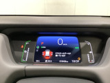 デジタル表示のスピードメーターとタコメーター、燃費やオドメーターなどの表示の他に、ホンダセンシング機能などの表示もできる多機能なマルチインフォメーション・ディスプレイです。