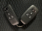 スマートキーを装備しています☆カギをカバンやポケットに入れて頂いた状態でドアロックの開閉やエンジンスタートをして頂けますよ!とても便利な装備です!