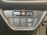 Hondaセンシング用の、VSA解除のオンオフスイッチなどはハンドルの右側に装備しています。その上にETC2.0がついています。高速道路の料金所の通過も楽々です。